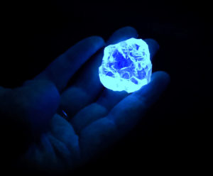 تشخیص سنگ با چراغ قوه UV فرابنفش