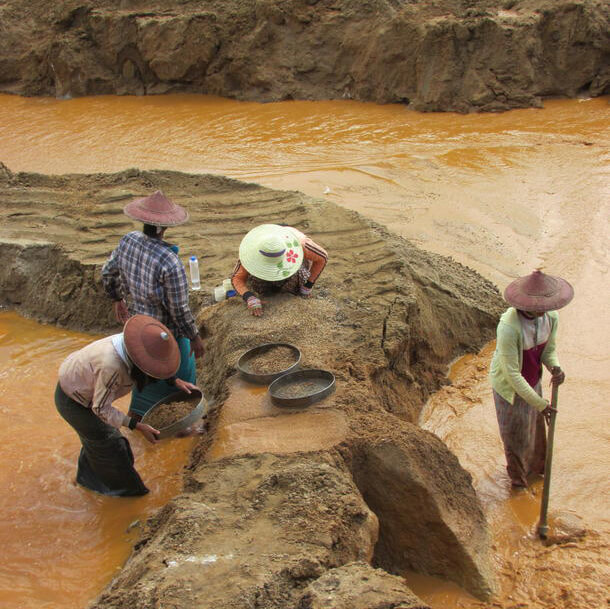 استخراج یاقوت از معدن موگوک