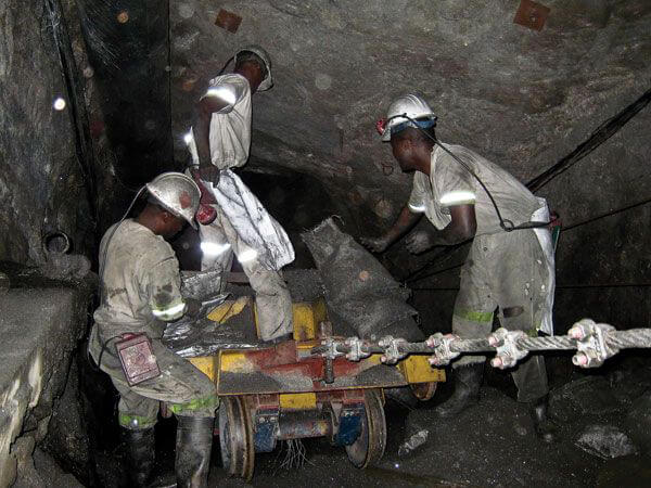 معدنکاران در حال استخراج تانزانیت در تانزانیا