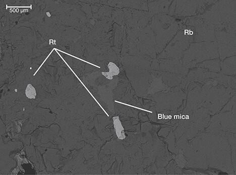  تصویر الکترونی برگشتی اینکلوژنهای ذرات میکای آبی و اجزای روتایل (Rt) موجود در یاقوت (Rb)