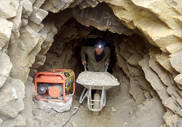 استخراج سنگ قیمتی در افغانستان