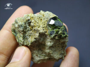 خرید سنگ راف معدنی گارنت سبز دمانتویید