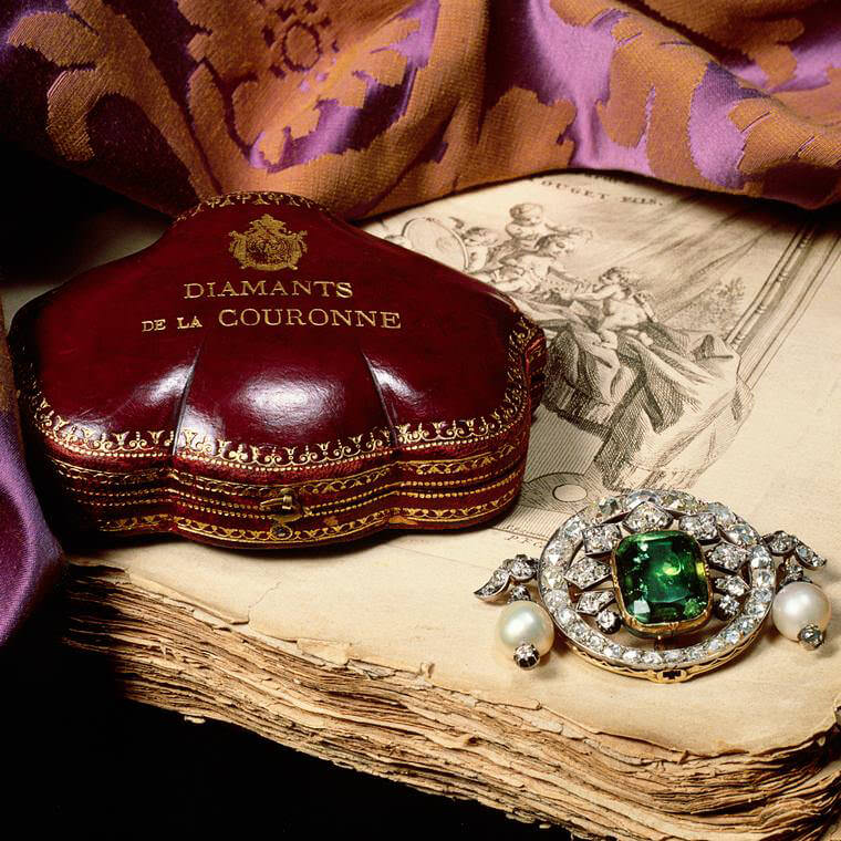 سنجاق سینه ای الماس، زمرد و مروارید که در خرید جواهرات تاج فرانسوی توسط تیفانی در سال 1887 گنجانده شد.