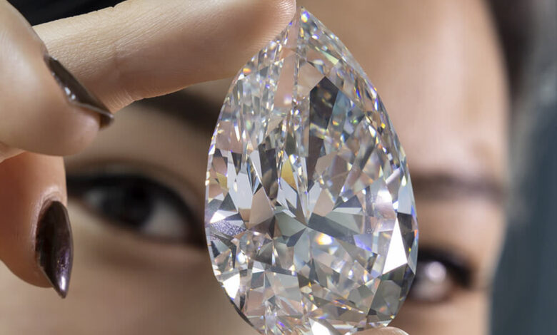 الماس صخره ، بزرگترین الماس سفیدی که تا کنون در حراجی فروخته شده است.