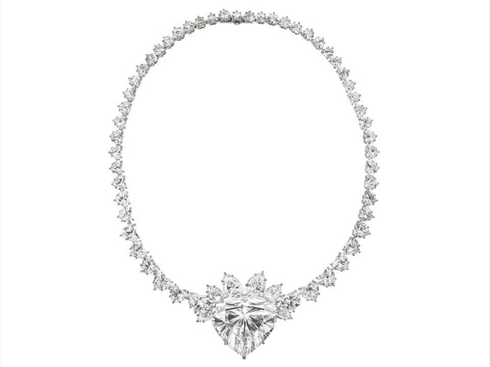 گردنبند الماس با الماس قلبی شکل 76.46 قیراطی به قیمت 4.9 میلیون دلار فروخته شد.