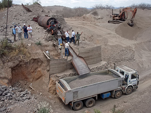 استخراج گارنت تساوریت در شمال تانزانیا