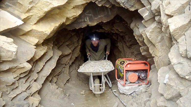 کارگر افغانی در معدن زمرد پنجشیر