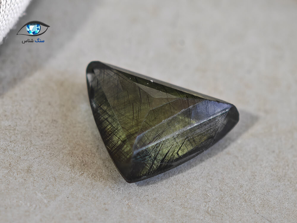 زبرجد طبیعی سه گوش 4.5 قیراط - تصویر 3