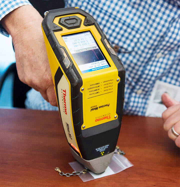 دستگاه XRF قابل حمل مدل Thermo Scientific Niton XL2 برای آزمایش سریع فلزات گرانبها در GIA